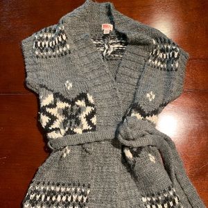 Knitted sweater with belt